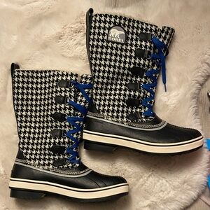 Sorel Women's Houndstooth Boots with Blue Laces
